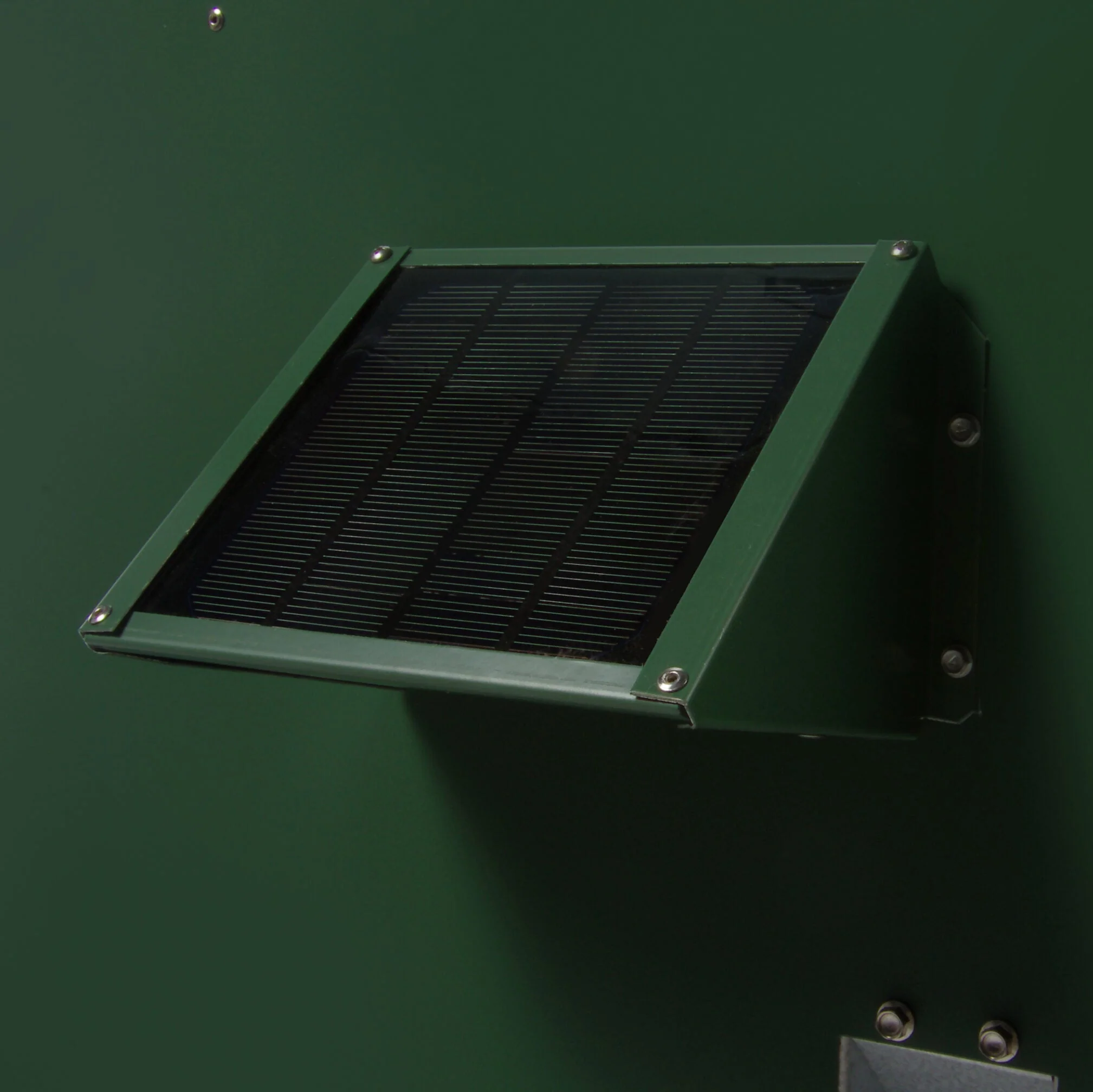 Sweeney Feeders 125 lb. Directional Fish Feeder, Green with Dock Legs - Solar INCLUDED - Image 3
